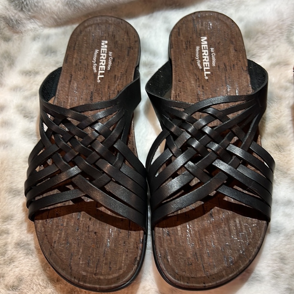 New in box Merrell black cushion sandal size 9
